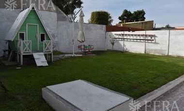 Venta casa de 3 ambientes con jardín, cochera y amplio fondo libre en Quilmes Oeste (27838)