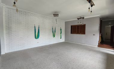 Rumah HOEK di Taman Giri Loka BSD City, bisa parkir 7 mobil