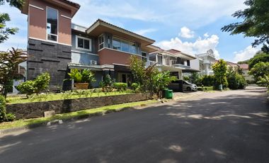 Rumah HOEK di Taman Giri Loka BSD City, bisa parkir 7 mobil
