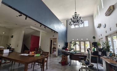 Rumah HOEK di Taman Giri Loka BSD City, bisa parkir 7 mobil