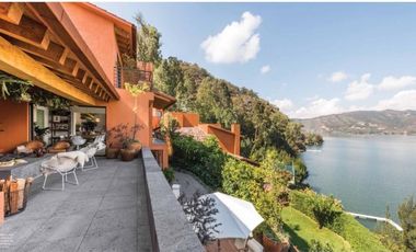 Espectacular casa en condominio en Valle de Bravo con acceso al lago.