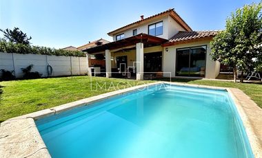 Casa en venta de 3 dorm. en Colina