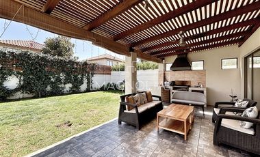 Casa en venta de 3 dorm. en Colina