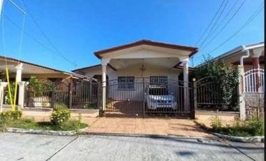SE VENDE CASA CON PATIO EN BRISAS DEL GOLF. AM
