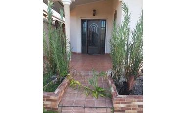 SE VENDE CASA CON PATIO EN BRISAS DEL GOLF. AM