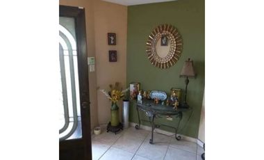 SE VENDE CASA CON PATIO EN BRISAS DEL GOLF. AM