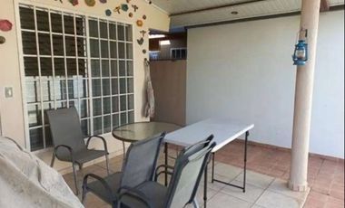 SE VENDE CASA CON PATIO EN BRISAS DEL GOLF. AM
