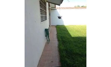 SE VENDE CASA CON PATIO EN BRISAS DEL GOLF. AM