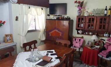 CASA CON 4 DEPARTAMENTOS EN VENTA EN LINCOLN