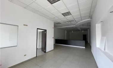 Se alquila local en Vía España de 140 mts $2,300