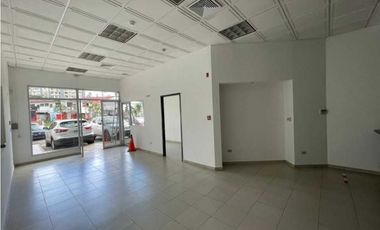 Se alquila local en Vía España de 140 mts $2,300