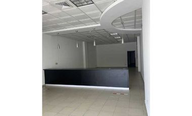 Se alquila local en Vía España de 140 mts $2,300