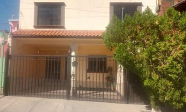 Casa en Venta en Lomas Vallarta, con Recámara en Planta Baja.