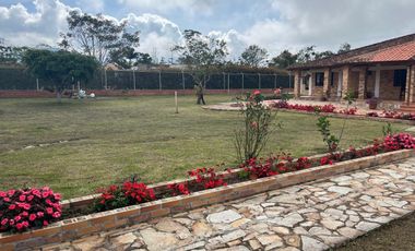Venta de Casa Campestre vía a la Mesa de Los Santos - C.R. Altamira. Cod V7367