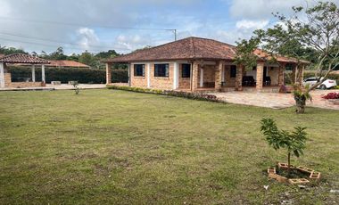 Venta de Casa Campestre vía a la Mesa de Los Santos - C.R. Altamira. Cod V7367