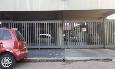 COCHERA EN EDIFICIO CON PORTON AUTOMATICO A METROS DE 9 DE JULIO, EXCELENTE UBICACION, LANUS ESTE.