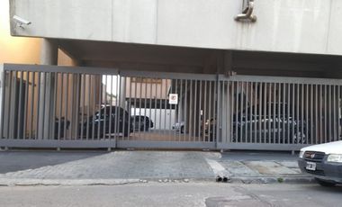 COCHERA EN EDIFICIO CON PORTON AUTOMATICO A METROS DE 9 DE JULIO, EXCELENTE UBICACION, LANUS ESTE.