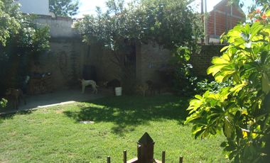 LONGCHAMPS: BARRIO POLICIAL. DUPLEX  3 DORMITORIOS C/ PARQUE  y GARAGE PARA DOS AUTOS ***EXCELENTE OPORTUNIDAD***