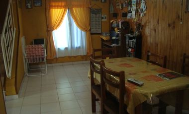 LONGCHAMPS: BARRIO POLICIAL. DUPLEX  3 DORMITORIOS C/ PARQUE  y GARAGE PARA DOS AUTOS ***EXCELENTE OPORTUNIDAD***