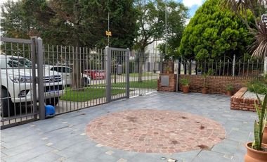 Casa 5 ambientes Colinas de Peralta Ramos con quincho y patio