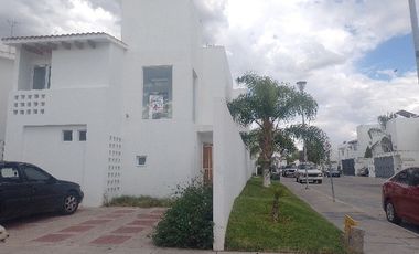 CASA EN ESQUINA AL NORTE EN COTO$2,250