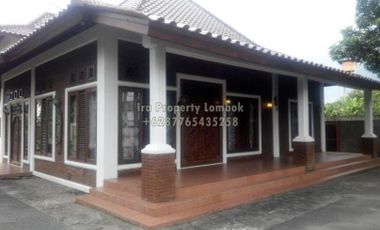 Villa on the edge of Jalan Raya Senggigi Lombok