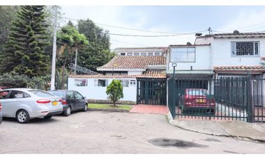 HERMOSA CASA ESQUINERA PONTEVEDRA- EXCELENTE INVERSIÓN