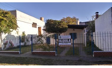 ALQUILER DE CASA CÉNTRICA EN MONTE HERMOSO - COCHERA