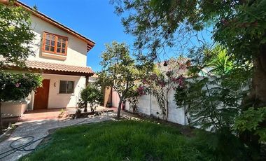 Casa en arriendo en Peñaflor 5D/3B