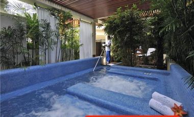 Hogar luminoso de dos niveles, con alberca y terraza privadas.