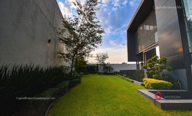 Casa en Venta de Lujo con Alberca Colinas de San Javier