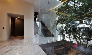 Casa en Venta de Lujo con Alberca Colinas de San Javier