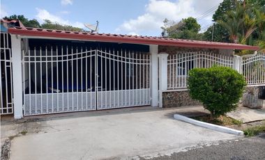 CASA REMODELADA EN VENTA EN LA ARBOLEDA DEL GOLF RUFINA ALFARO