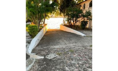 CASA EN CONDOMINIO EN VENTA A ORILLA DEL LAGO 