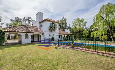 Casa en venta en Country Banco Provincia Francisco Álvarez .-
