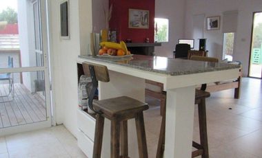 CASA EN COSTA ESMERALDA TOMA PERMUTA POR DEPTARTAMENTO EN CABA O ZONA COSTA ATLANTICA.URGENTE