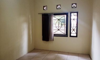 Di Sewakan Rumah Siap Huni 4 Kamar Cocok Untuk Kantor di Jl. Karawitan Buah Batu Bandung