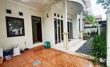 Di Sewakan Rumah Siap Huni 4 Kamar Cocok Untuk Kantor di Jl. Karawitan Buah Batu Bandung