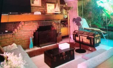 EXCELENTE PROPIEDAD CON GARAGE,PARQUE Y PISCINA.