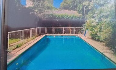 EXCELENTE PROPIEDAD CON GARAGE,PARQUE Y PISCINA.