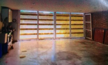 EXCELENTE PROPIEDAD CON GARAGE,PARQUE Y PISCINA.