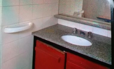 EXCELENTE PROPIEDAD CON GARAGE,PARQUE Y PISCINA.