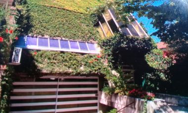 EXCELENTE PROPIEDAD CON GARAGE,PARQUE Y PISCINA.