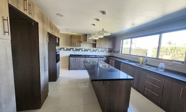 Casa mediterranea en venta loteo cerrado de 6 dorm, Machalí