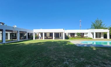 Casa mediterranea en venta loteo cerrado de 6 dorm, Machalí