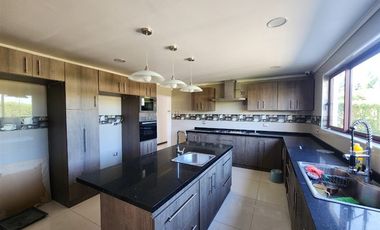 Casa mediterranea en venta loteo cerrado de 6 dorm, Machalí