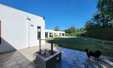 Casa mediterranea en venta loteo cerrado de 6 dorm, Machalí