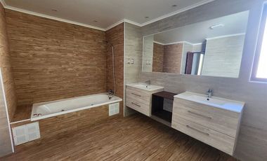 Casa mediterranea en venta loteo cerrado de 6 dorm, Machalí