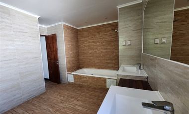Casa mediterranea en venta loteo cerrado de 6 dorm, Machalí