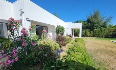 Casa mediterranea en venta loteo cerrado de 6 dorm, Machalí